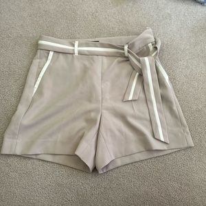 White House Black Market 5” short